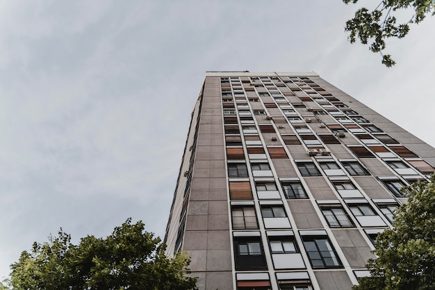 Foto gratuita basso angolo di edificio residenziale in città