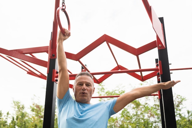 年配の男性が屋外で運動の低角度