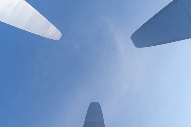 푸른 맑은 하늘 아래 알링턴 버지니아에서 공군 기념관의 낮은 각도 샷
