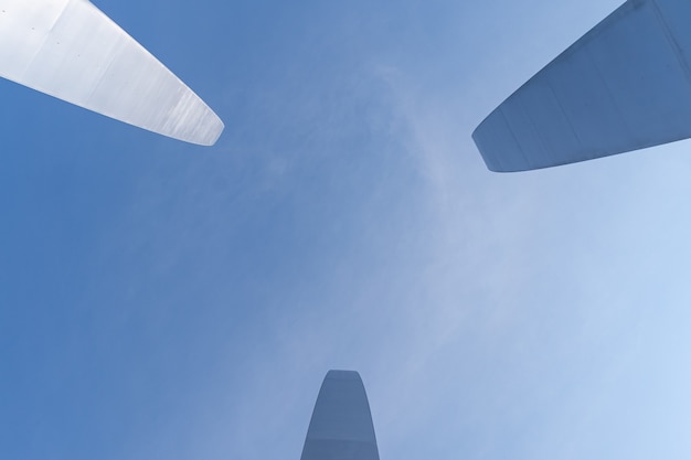 青い澄んだ空の下でバージニア州アーリントンの空軍記念碑のローアングルショット