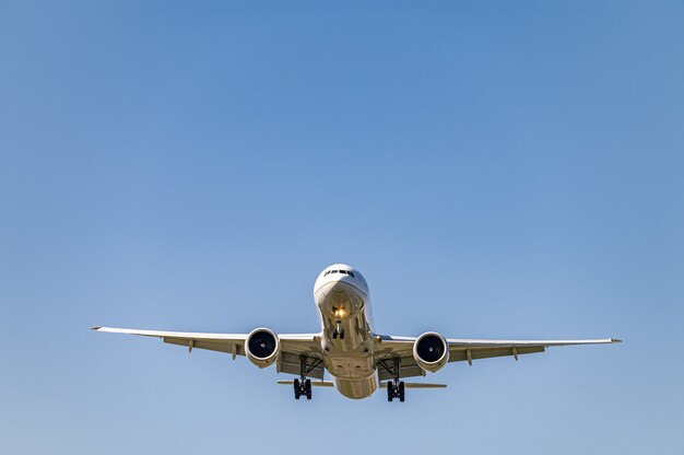 昼間近くを飛んでいる飛行機のローアングルショット