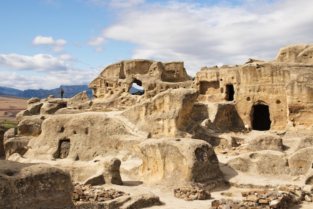 Inquadratura dal basso dell'antica città scavata nella roccia uplistsikhe in georgia