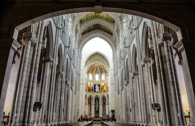 마드리드, 스페인에서 캡처 한 Catedral de la Almudena의 아름다운 제단의 낮은 각도 샷