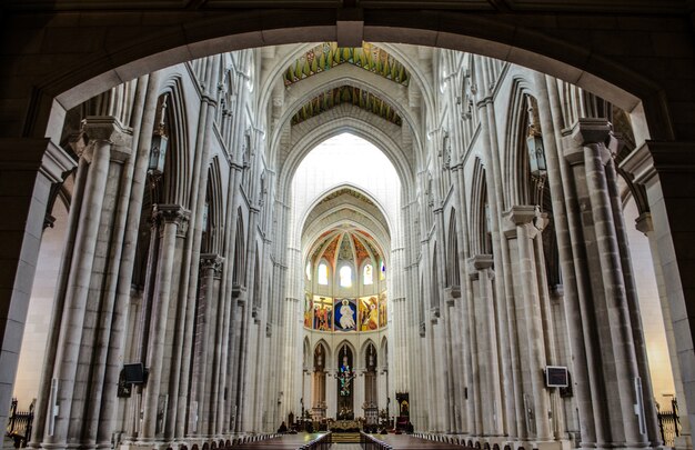 마드리드, 스페인에서 캡처 한 Catedral de la Almudena의 아름다운 제단의 낮은 각도 샷