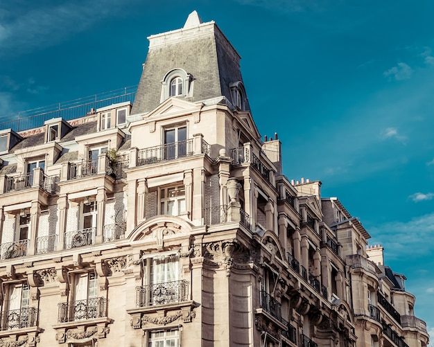 パリ、フランスの美しい歴史的建造物のローアングルショット