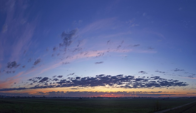 日没時に雲の形成と美しい空のローアングルショット