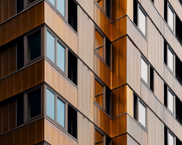 昼間に撮影された茶色の高層ビルのローアングルショット