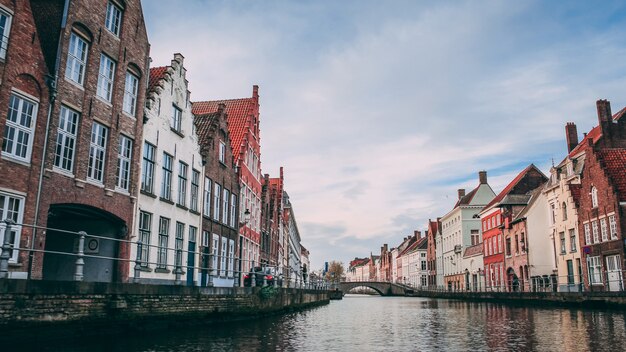 Brugge, Bruges 벨기에의 낮은 각도 샷