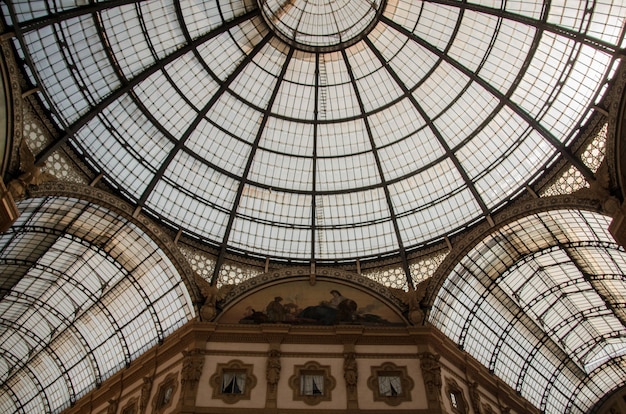 밀라노, 이탈리아에서 역사적인 갤러리아 비토리오 에마누엘레 II의 천장의 낮은 각도 샷
