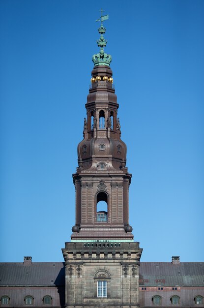 맑은 하늘에 Christiansborg 궁전 타워의 낮은 각도 샷