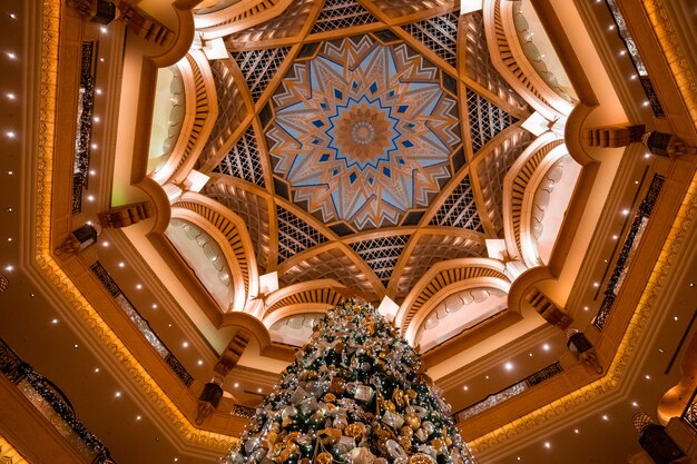 Низкий угол снимка рождественской елки в Emirates Palace в Абу-Даби, ОАЭ