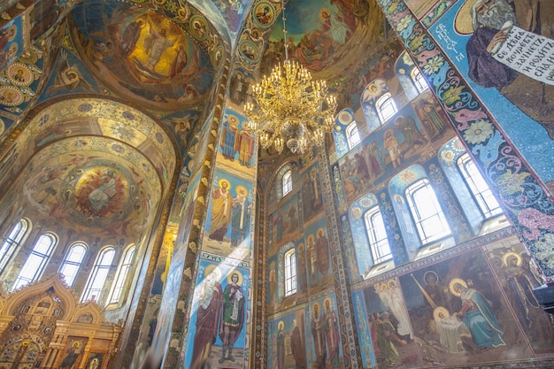 ロシア、サンクトペテルブルクの血の内部にある救世主教会のローアングルショット