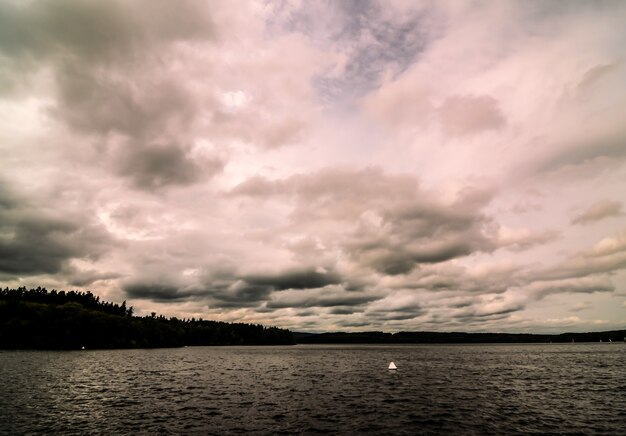 Free photo low angle shot of a cloudy sky in the ocean