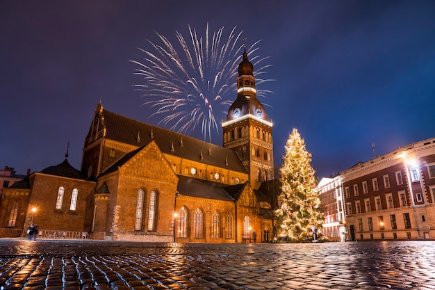 Inquadratura dal basso dei fuochi d'artificio colorati sulla chiesa in una serata stellata