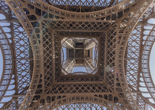 パリのエッフェル塔のローアングルショット
