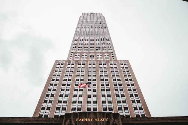 Free photo low angle shot of the empire state building in new york, usa