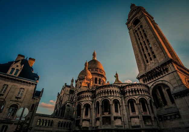 フランス、パリのパリの聖心の有名な大聖堂のローアングルショット
