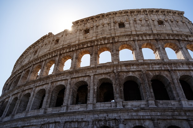 明るい空の下でイタリアのローマの有名なコロッセオのローアングルショット