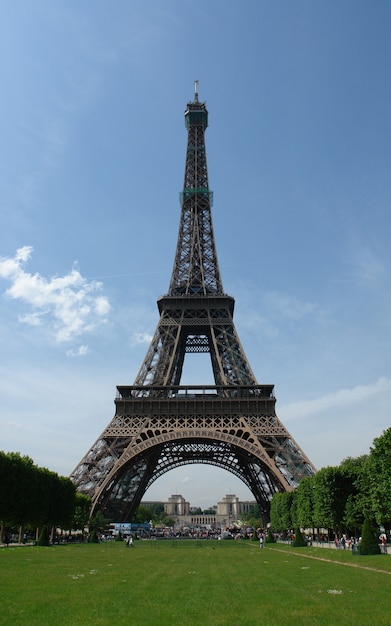 Низкий угол выстрела знаменитой Эйфелевой башни в дневное время в Париже, Франция