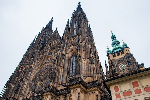 チェコ共和国プラハの有名な聖人ヴィトゥス大聖堂のローアングルショット