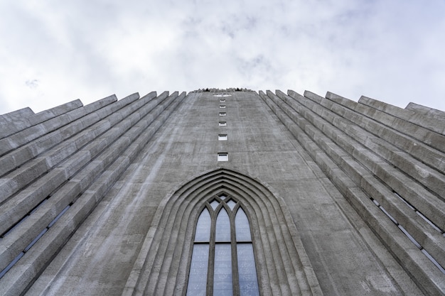 Inquadratura dal basso dell'hallgrimskirkja sotto un cielo nuvoloso in islanda