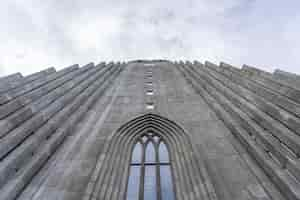 Free photo low angle shot of the hallgrimskirkja under a cloudy sky in iceland