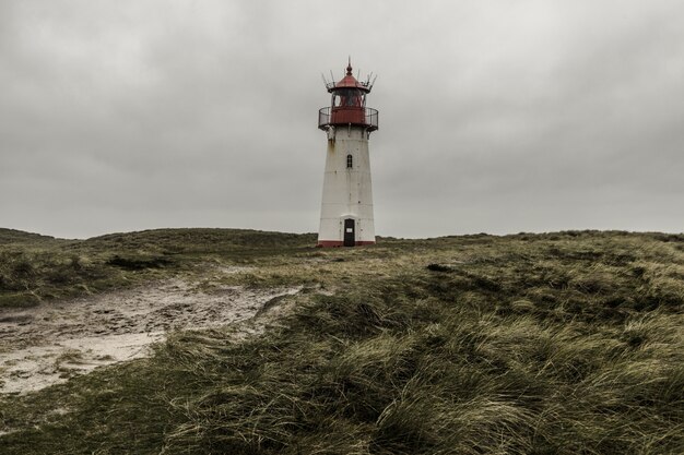 폭풍 구름 아래 Sylt, 독일에서 등 대 목록 동쪽의 낮은 각도 샷