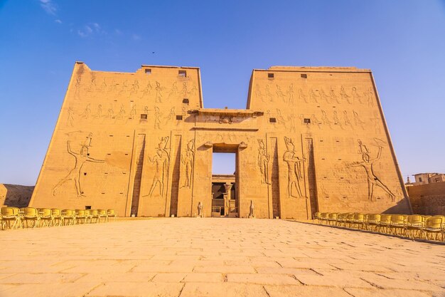 이집트 에드푸(Edfu)에 있는 호루스 신전(Temple of Horus) 정문의 낮은 각도 샷