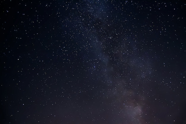 Снимок завораживающего звездного неба под низким углом