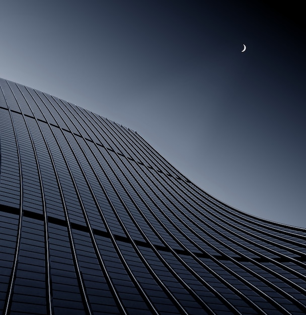 Снимок современного бизнес-здания под низким углом к чистому небу