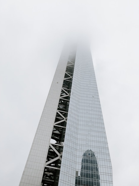 霧に覆われた近代的な高層ビルのローアングルショット