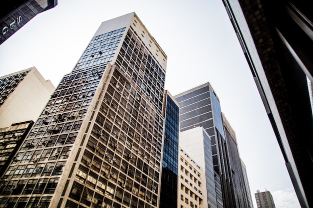 Free photo low angle shot of a modern skyscraper in downtown rio de janeiro