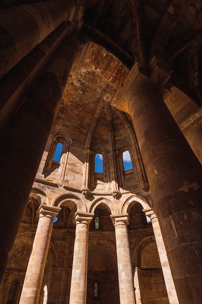 Foto gratuita inquadratura dal basso dell'abbazia di moreruela