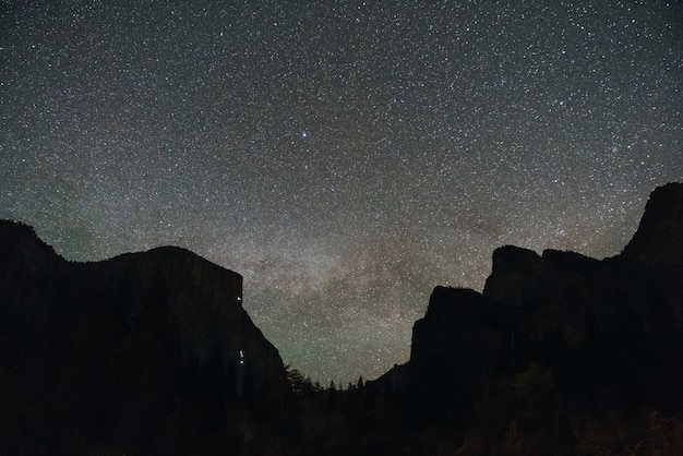 魔法の夜空の下で山岳風景のローアングルショット