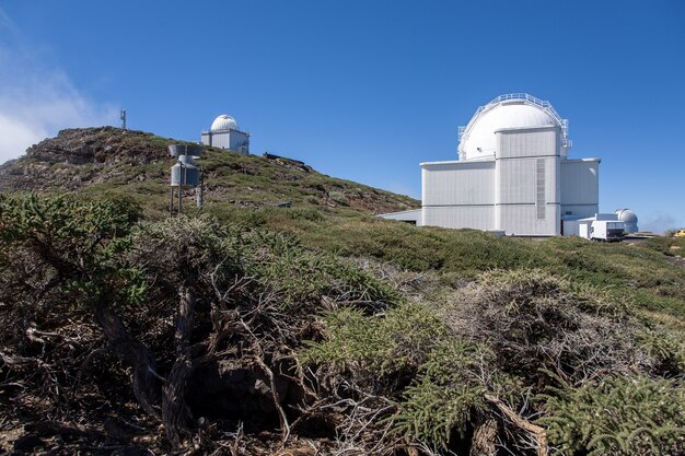 カナリア諸島のラパルマ島のカルデラデタブリエンテ火山の頂上にある天文台のローアングルショット