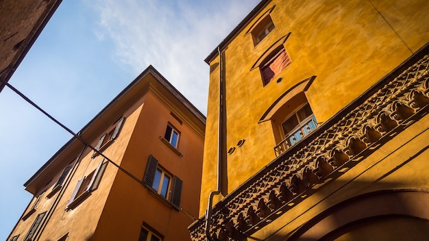 イタリアの窓とオレンジ色の建物のローアングルショット