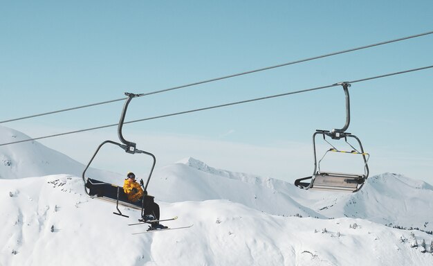 雪山でケーブルカーに座っている人のローアングルショット