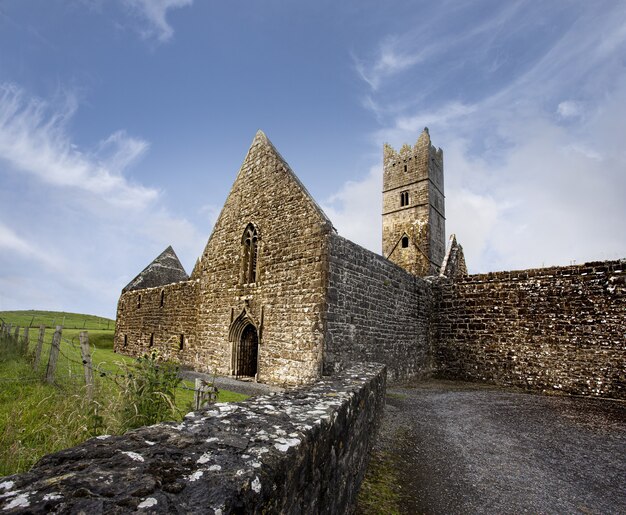 Снимок монастыря россерк-лекарроу под низким углом в ирландии