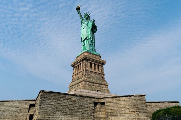 Снимок статуи Свободы под низким углом, США