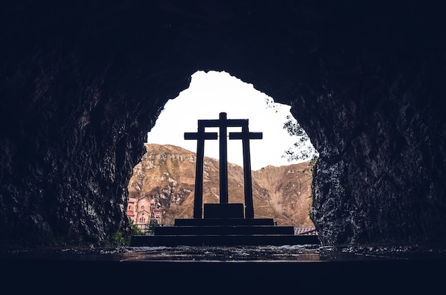 Foto gratuita inquadratura dal basso delle croci di pietra del santuario di covadonga, covadonga, spagna