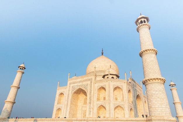 青い空の下でインドのタージ・マハルの霊廟のローアングルショット