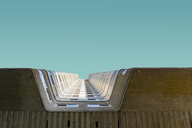 澄んだ青い空の下で背の高いレンガ造りの建物のローアングルショット