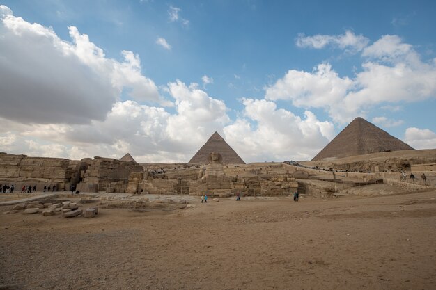 隣同士の2つのエジプトのピラミッドのローアングルショット