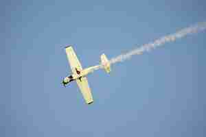 Free photo low angle shot of a white aircraft flying in the sky