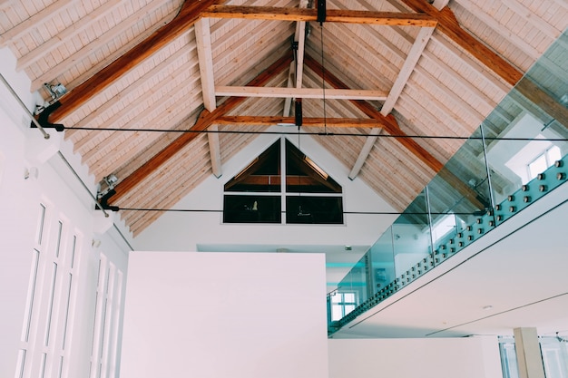 Foto gratuita colpo di angolo basso di un soffitto di legno in una casa fresca con un interno minimalista moderno