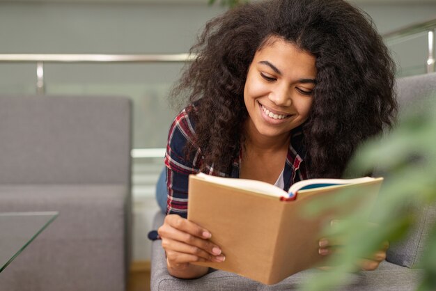 ローアングルスマイリー10代の少女の読書