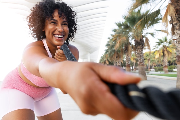 Foto gratuita addestramento della donna di smiley di angolo basso