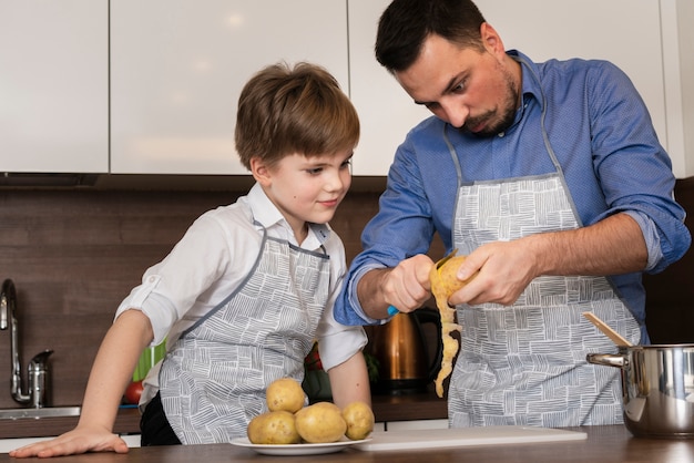 ローアングルの息子とパパがジャガイモを掃除