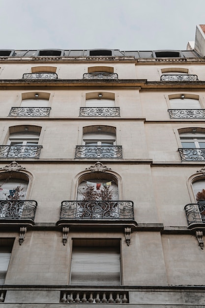 Free photo low angle of structural building in the city