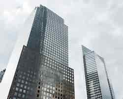 Free photo low angle tall buildings with grey clouds